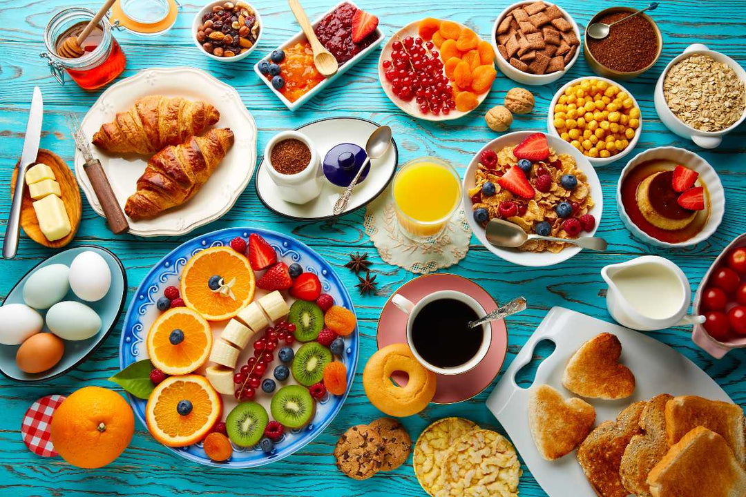 Cappuccino e croissant per una giornata energetica produttiva da mokashop
