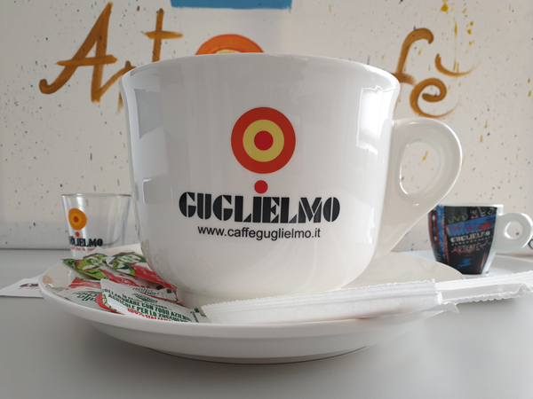 Tasse à café en céramique blanche avec assiette